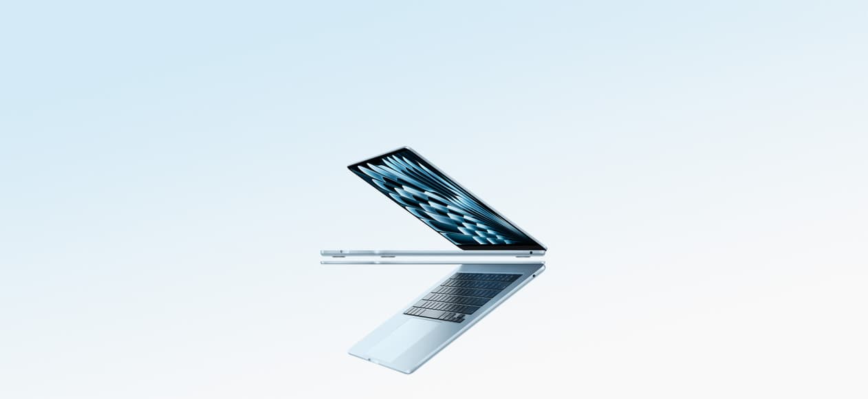 Dos MacBook Air M5 apoyadas sobre un fondo celeste claro.